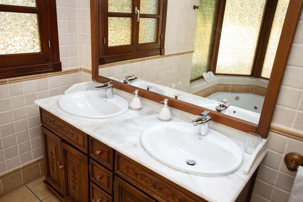 קורלחו Villa Helen - Heated Pool Wifi Smarttv Barbecue מראה חיצוני תמונה